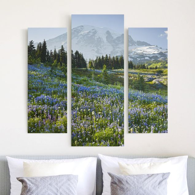 Quadri con montagne Prato di montagna con fiori blu davanti al monte Rainier