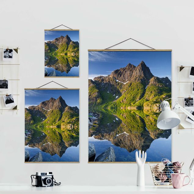 Foto su tessuto da parete con bastone - Riflessione della montagna Paesaggio Con Acqua In Norvegia - Verticale 4:3