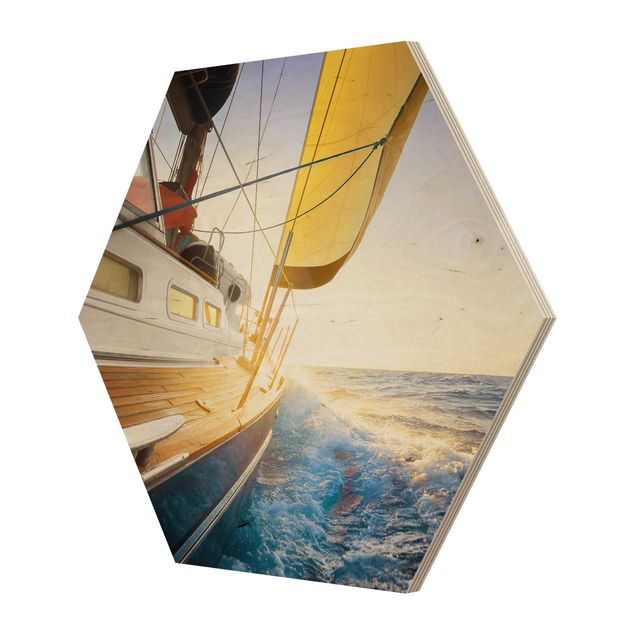 Esagono in legno - Barca a vela sul mare blu In Sole