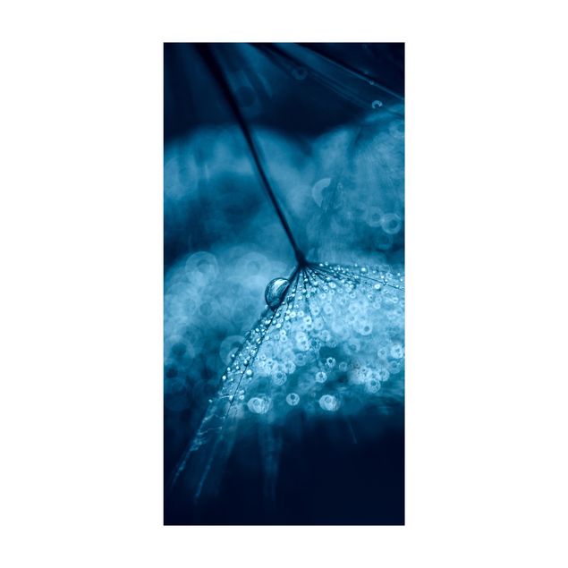 Tappeto bagno blu Soffione blu sotto la pioggia