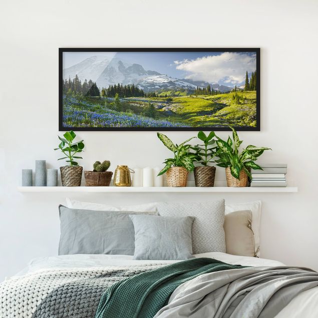 Poster con cornice - Prato di montagna con fiori blu davanti al monte Rainier