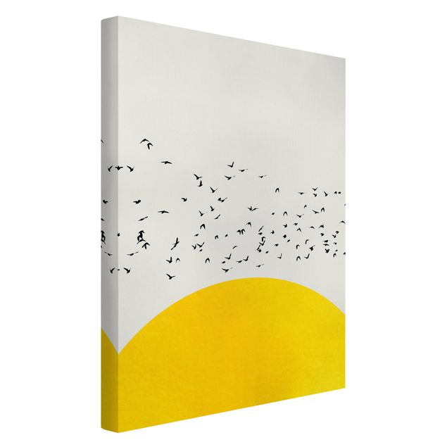Stampe su tela paesaggio Stormo di uccelli di fronte al sole giallo