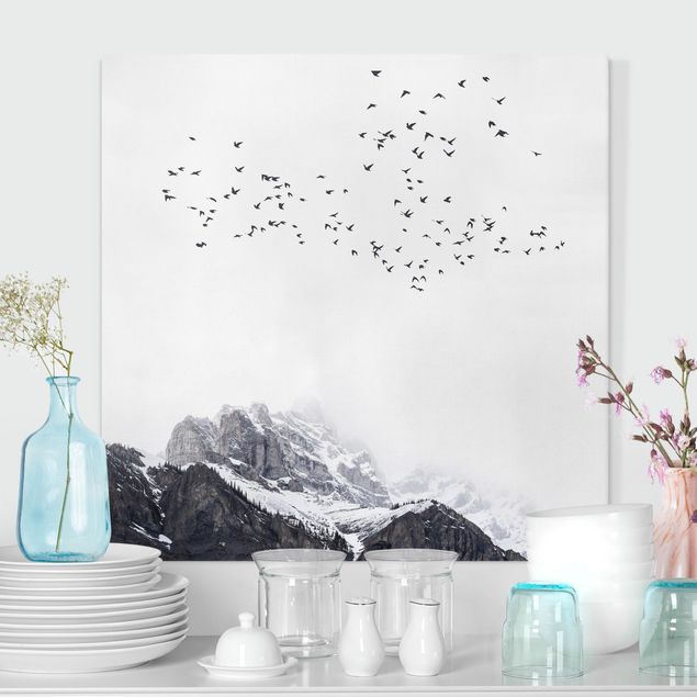 Quadri con montagne Stormo di uccelli di fronte alle montagne in bianco e nero