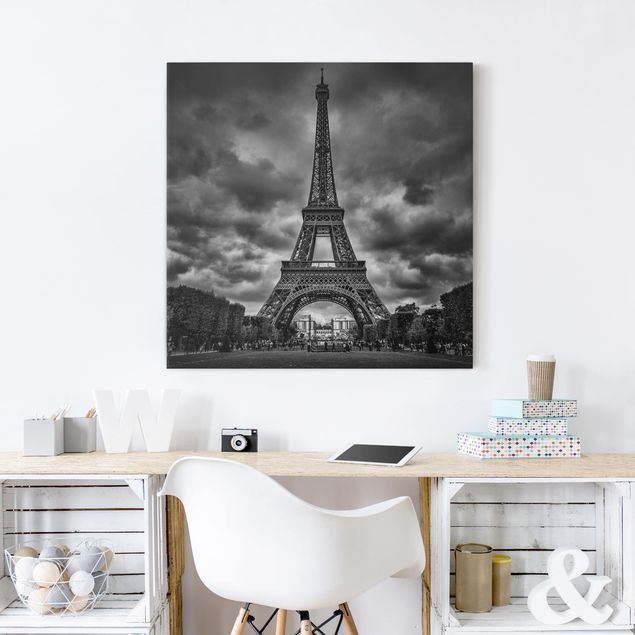 Tele bianco e nero Torre Eiffel davanti alle nuvole in bianco e nero