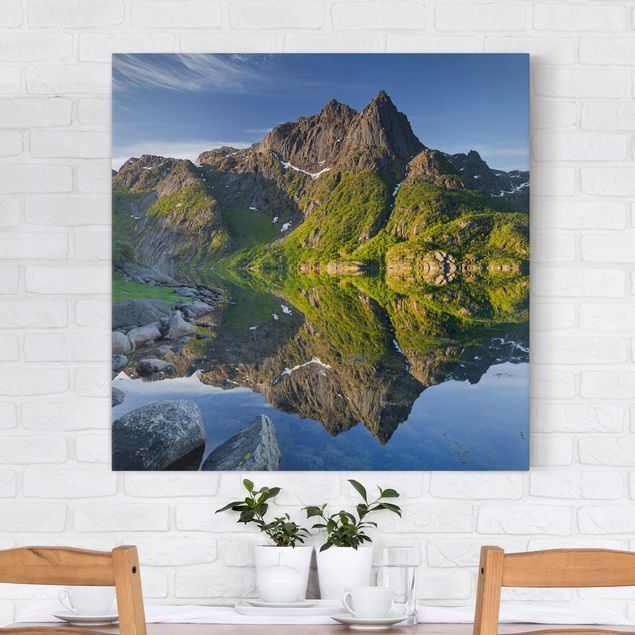 Tele con paesaggi Paesaggio montano con riflessi d'acqua in Norvegia