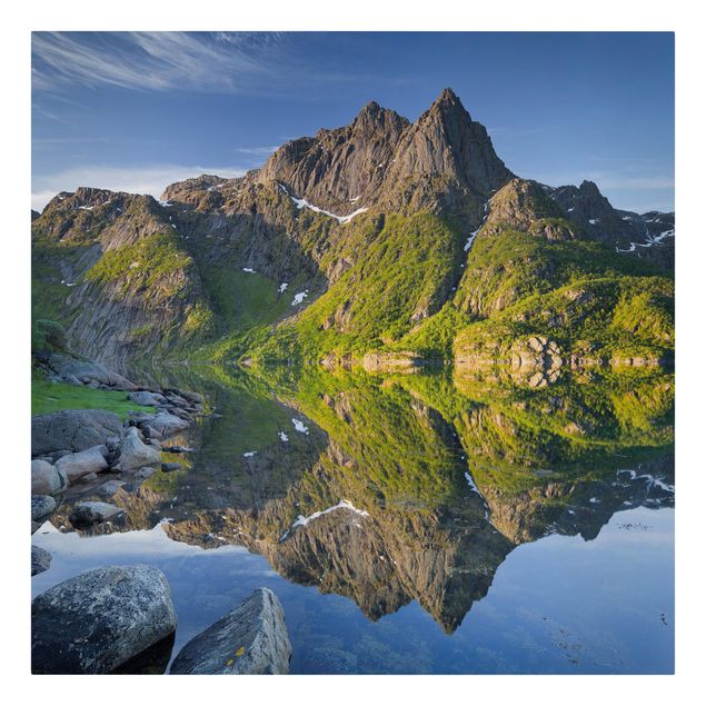 Quadri su tela Paesaggio montano con riflessi d'acqua in Norvegia