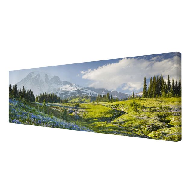 Stampa su tela Prato di montagna con fiori blu davanti al monte Rainier