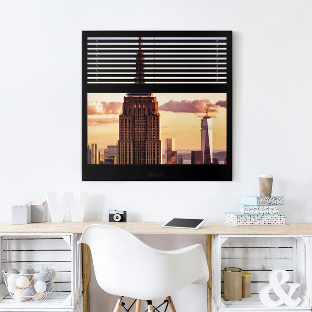 Riproduzione quadri su tela Vista dalla finestra con tende - Empire State Building di New York
