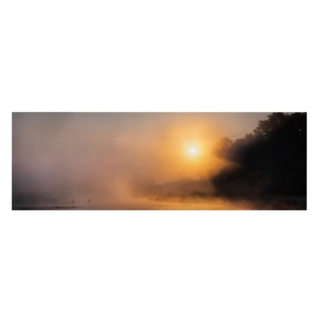 Stampa su tela Alba sul lago con cervi nella nebbia