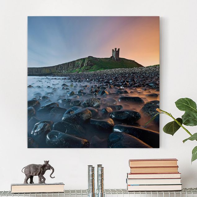 Quadri con tramonto Alba con nebbia al castello di Dunstanburgh