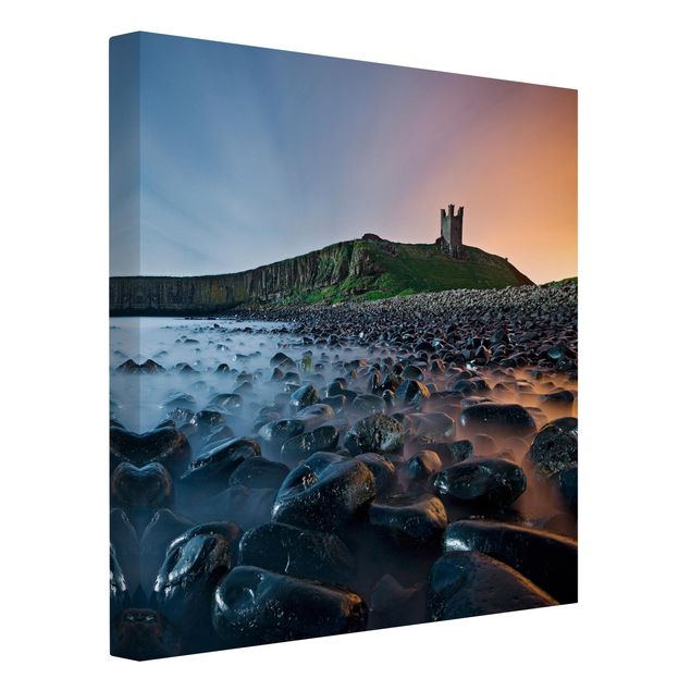 Stampe su tela paesaggio Alba con nebbia al castello di Dunstanburgh