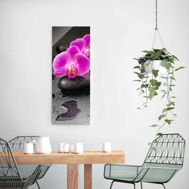 Quadro in vetro - Pink Orchid Fiori Sulle Pietre Con Le Gocce - Verticale