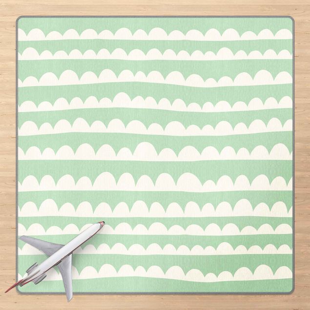 Tappeto verde Fasce di nuvole bianche disegnate nel cielo verde
