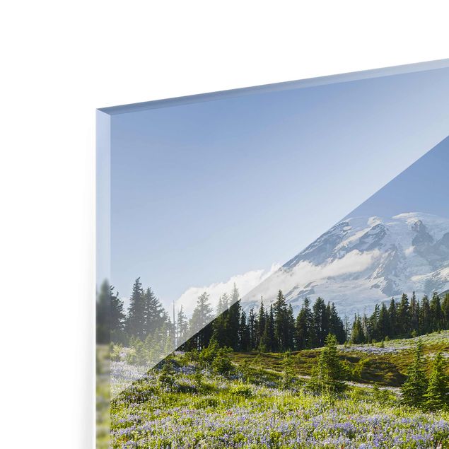 Quadro in vetro - Prato di montagna con fiori rossi davanti al Monte Rainier