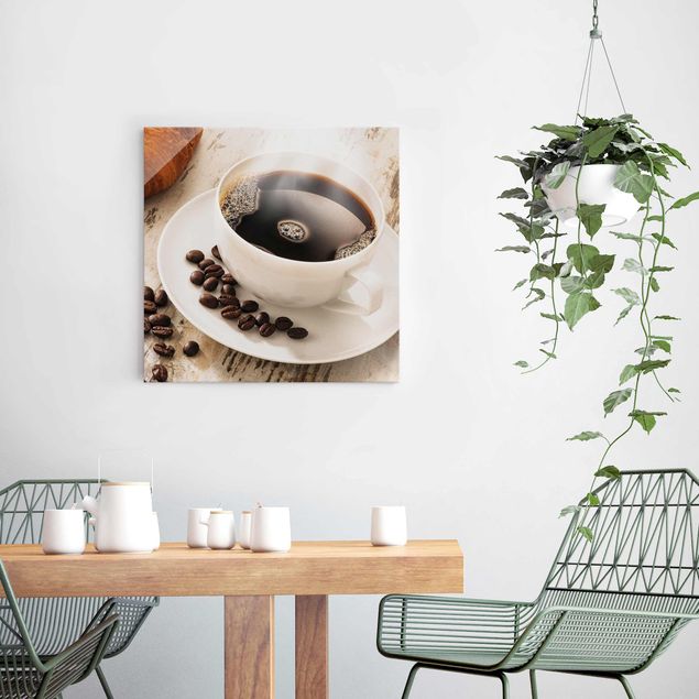 Quadro in vetro - Steaming Coffee Cup With Coffee Beans - Quadrato 1:1