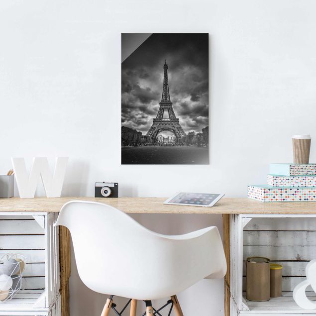 Quadro in vetro - Torre Eiffel Davanti Nubi In Bianco e nero - Verticale 2:3