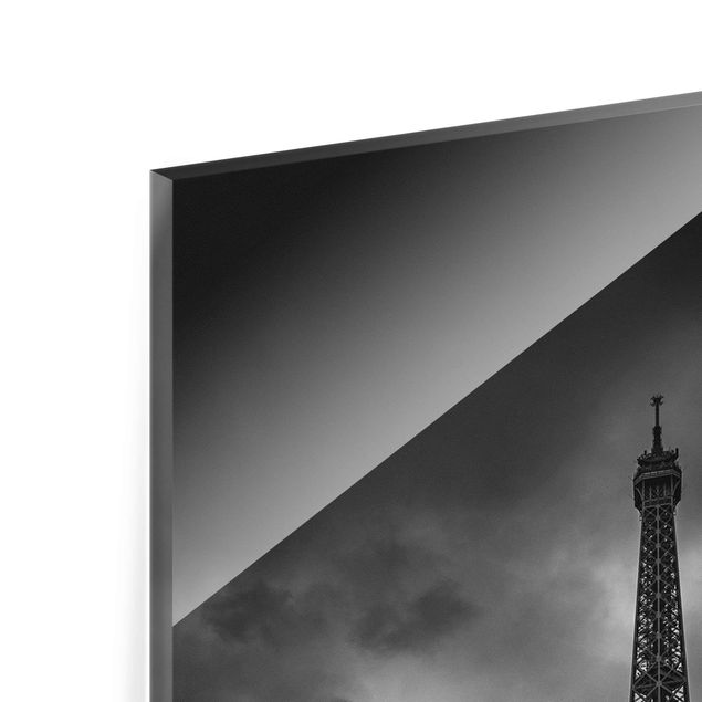Quadro in vetro - Torre Eiffel Davanti Nubi In Bianco e nero - Verticale 2:3
