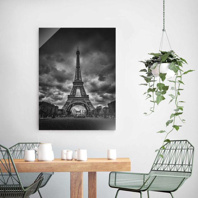 Quadro in vetro - Torre Eiffel Davanti Nubi In Bianco e nero - Verticale 3:4