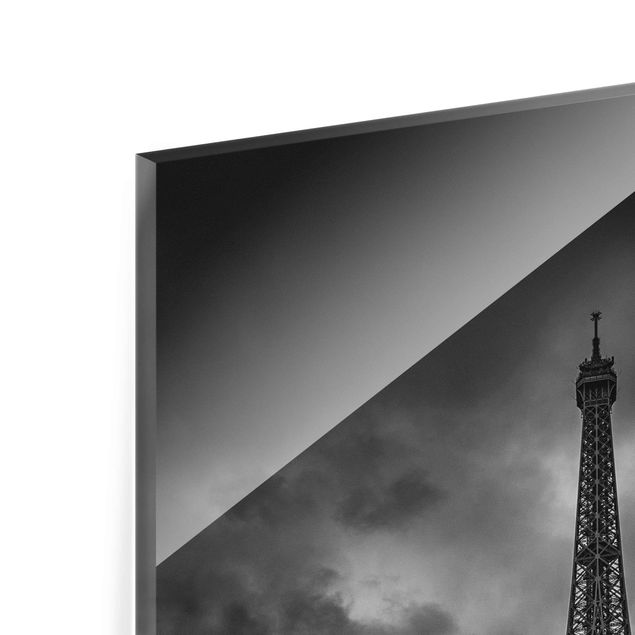 Quadro in vetro - Torre Eiffel Davanti Nubi In Bianco e nero - Verticale 3:4