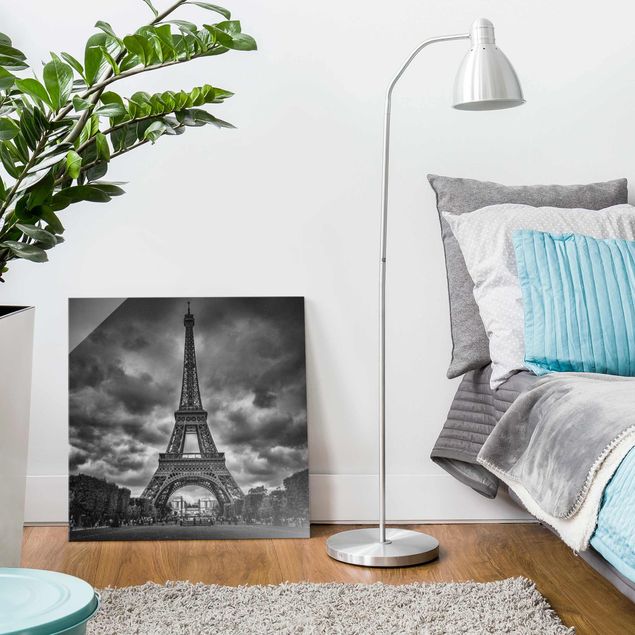 Quadro in vetro - Torre Eiffel Davanti Nubi In Bianco e nero - Quadrato 1:1