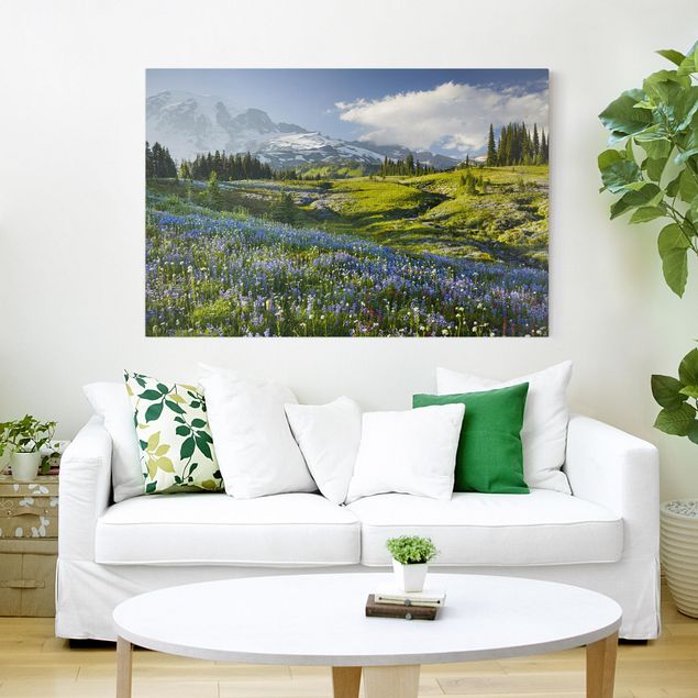 Quadri foresta Prato di montagna con fiori blu davanti al monte Rainier