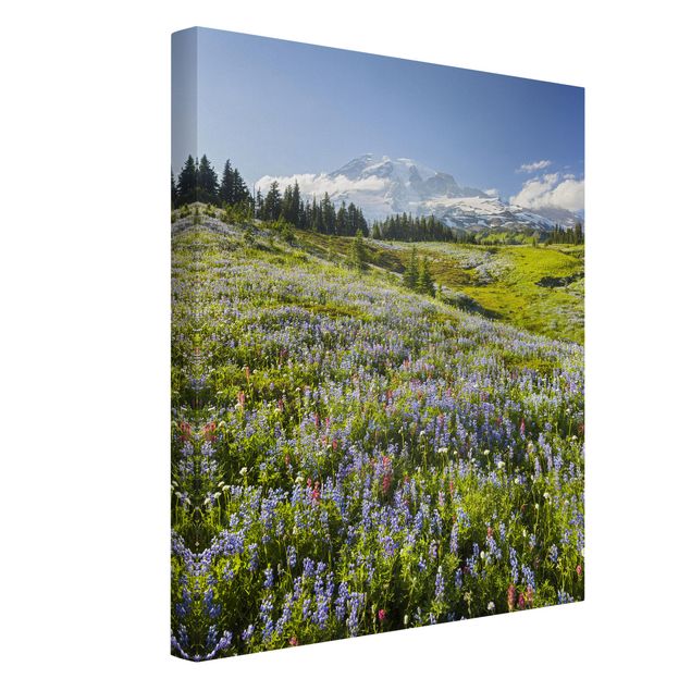 Stampe su tela paesaggio Prato di montagna con fiori rossi davanti al Monte Rainier