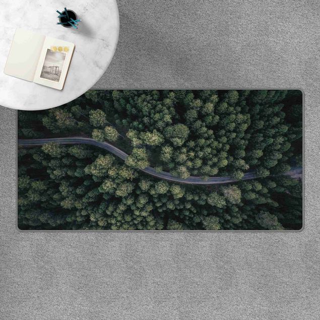 Tappeti verdi Veduta aerea - Strada nella foresta dall'alto