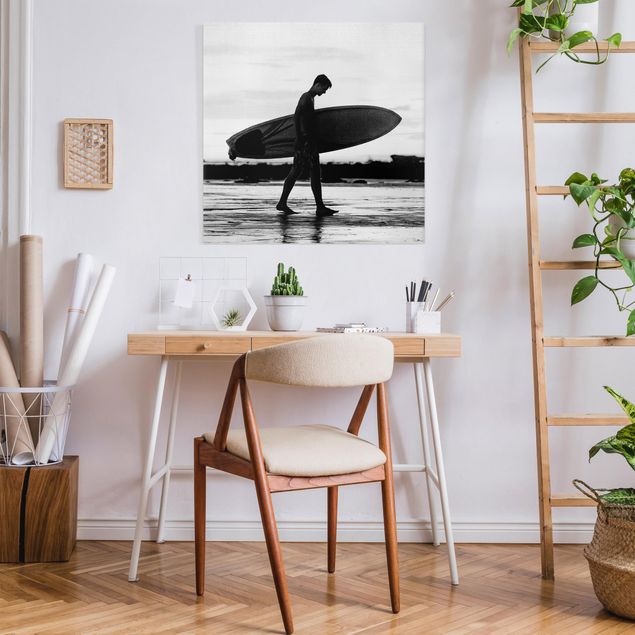 Stampe su tela bianco e nero Ragazzo surfista in ombra di profilo