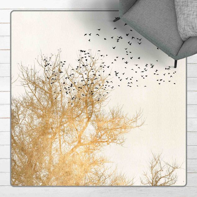Tappeti foresta Stormo di uccelli davanti ad un albero dorato