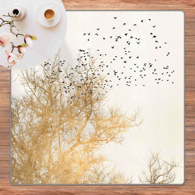 Tappeti color oro Stormo di uccelli davanti ad un albero dorato