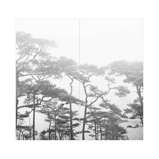 Rivestimento per doccia - Chiome degli alberi nella nebbia in bianco e nero