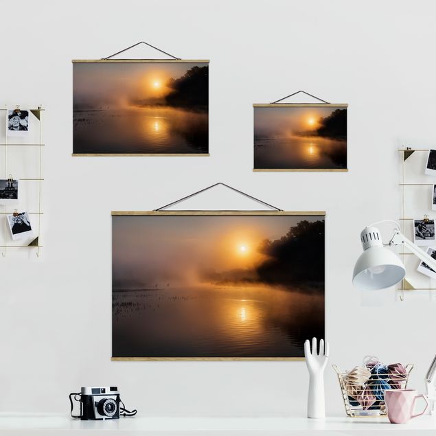 Foto su tessuto da parete con bastone - Alba sul lago con Cervi Nella Nebbia - Orizzontale 2:3