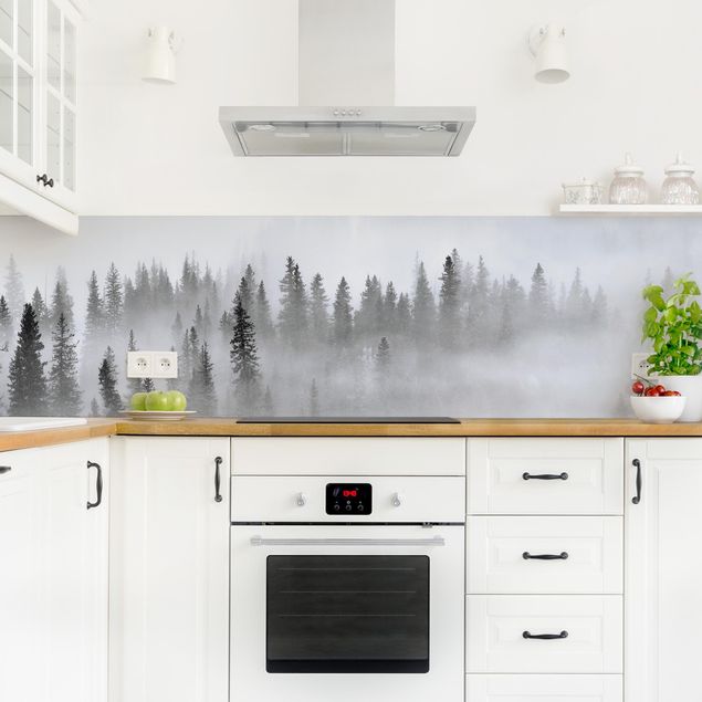 Rivestimenti cucina moderni Nebbia nella foresta di abeti in bianco e nero