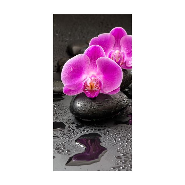 Tappeti effetto pietra Fiore di orchidea rosa su pietra con gocce
