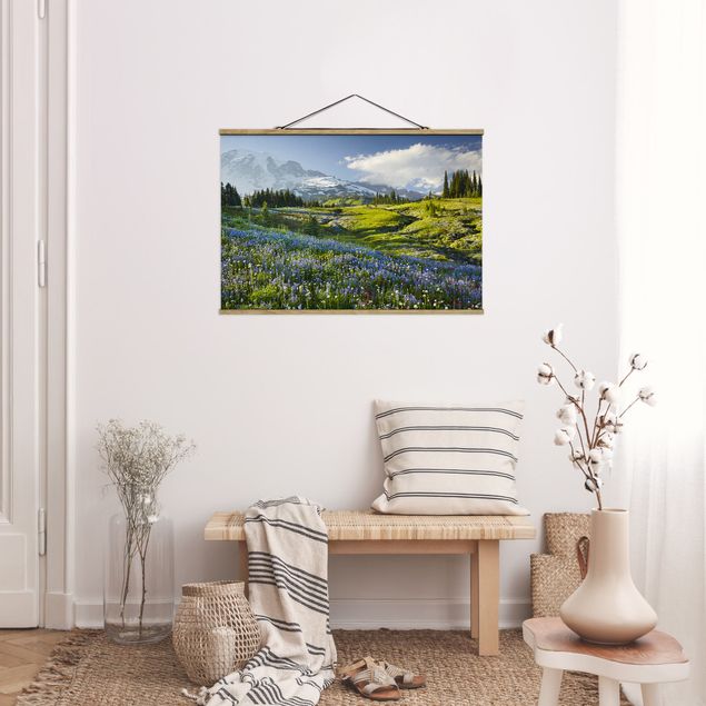 Foto su tessuto da parete con bastone - Prato di montagna con fiori blu davanti al monte Rainier