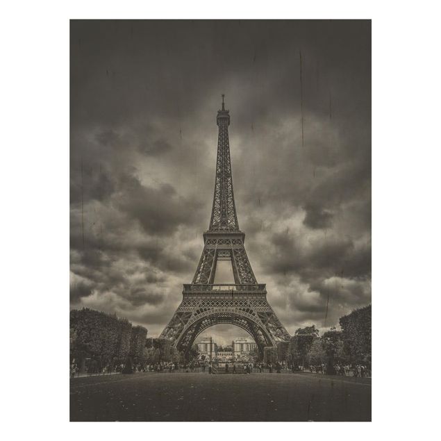 Quadro in legno - Torre Eiffel Davanti Nubi In Bianco e nero - Verticale 3:4