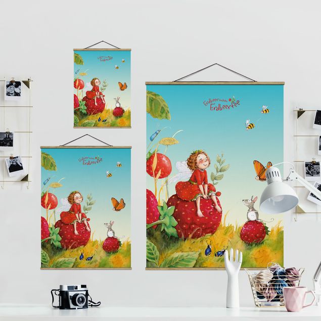 Foto su tessuto da parete con bastone - Strawberry Coniglio Erdbeerfee - Enchanting - Verticale 4:3