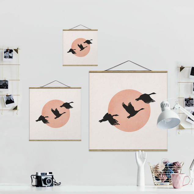 Foto su tessuto da parete con bastone - Uccelli davanti al sole rosa III - Quadrato 1:1