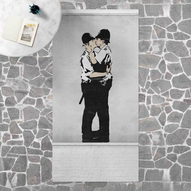 Tappeti bianco e nero Poliziotti che si baciano - Brandalised ft. Graffiti by Banksy