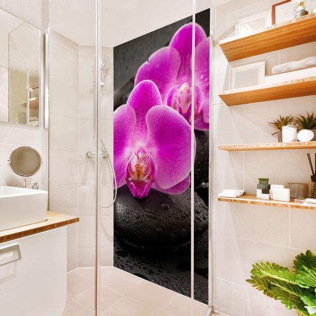 Rivestimento per doccia - Fioritura di orchidee rosa su pietre con gocce