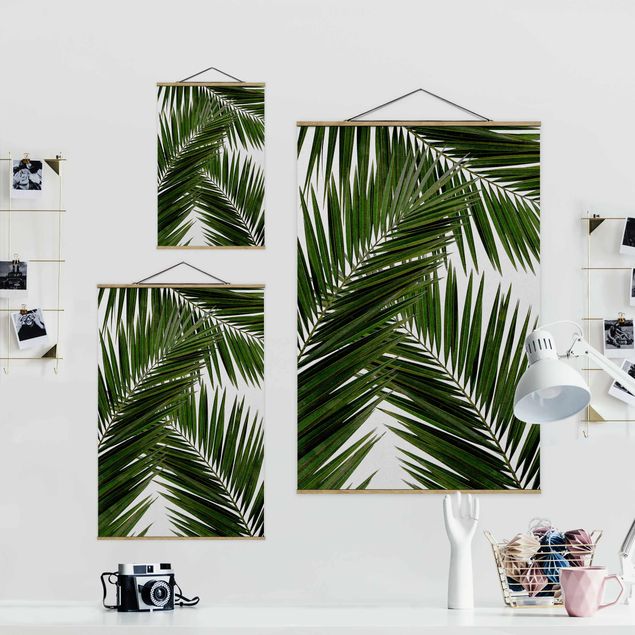 Foto su tessuto da parete con bastone - Scorcio tra foglie di palme verdi - Verticale 2:3