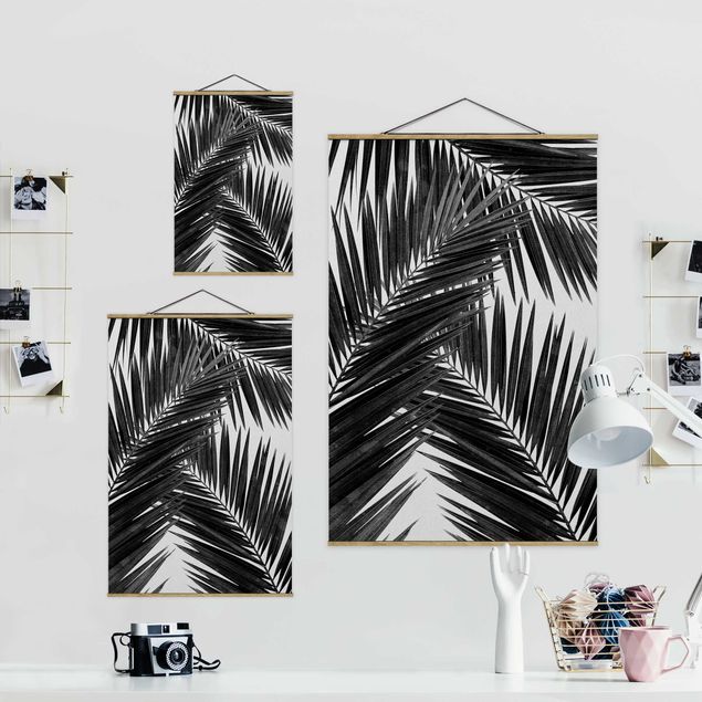 Foto su tessuto da parete con bastone - Scorcio tra foglie di palme in bianco e nero - Verticale 2:3