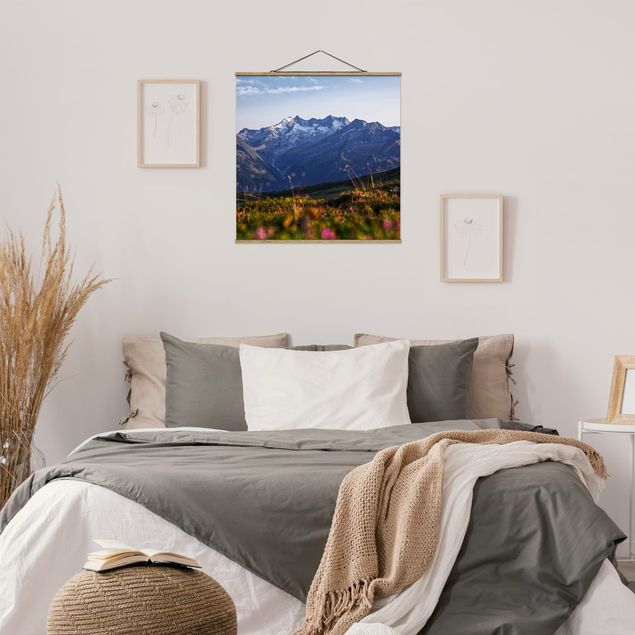 Foto su tessuto da parete con bastone - Prato fiorito nelle montagne - Quadrato 1:1