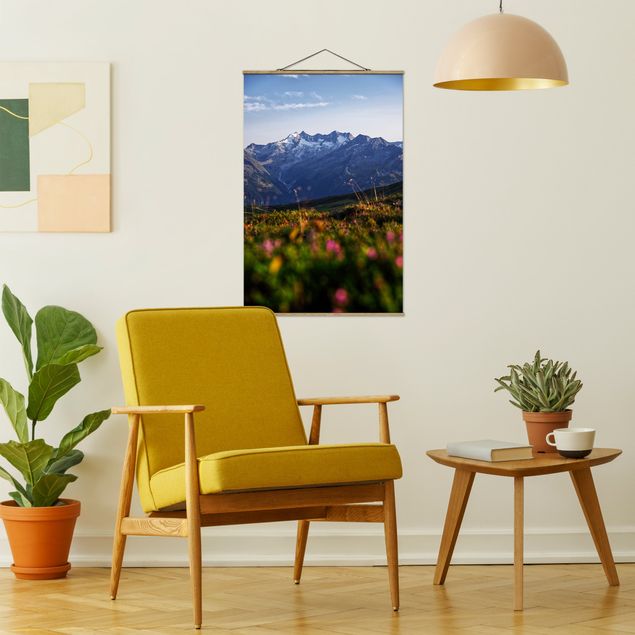 Foto su tessuto da parete con bastone - Prato fiorito nelle montagne - Verticale 2:3