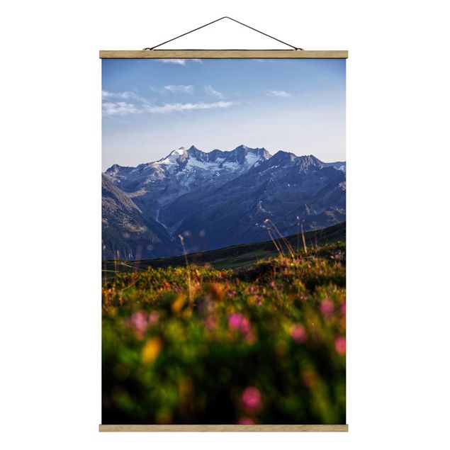 Foto su tessuto da parete con bastone - Prato fiorito nelle montagne - Verticale 2:3