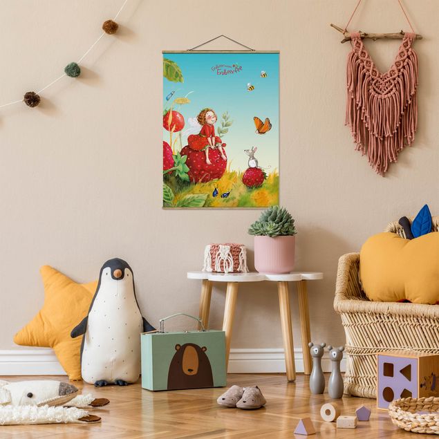 Foto su tessuto da parete con bastone - Strawberry Coniglio Erdbeerfee - Enchanting - Verticale 4:3