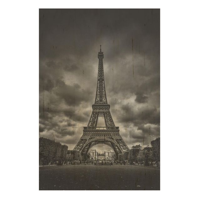 Quadro in legno - Torre Eiffel Davanti Nubi In Bianco e nero - Verticale 2:3