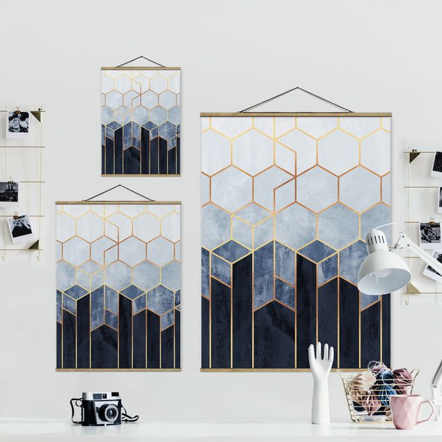 Foto su tessuto da parete con bastone - Elisabeth Fredriksson - Oro Esagoni Blu Bianco - Verticale 4:3