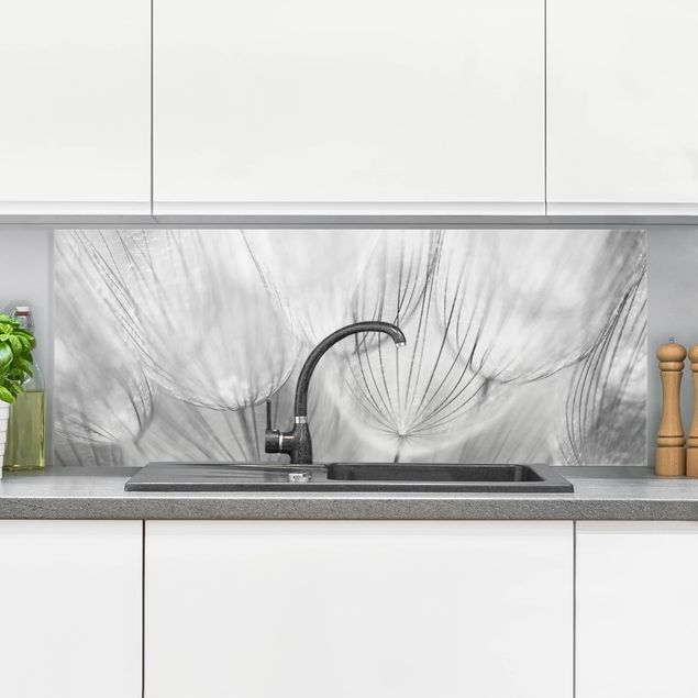 paraschizzi cucina vetro magnetico Soffione ripreso in macro in bianco e nero