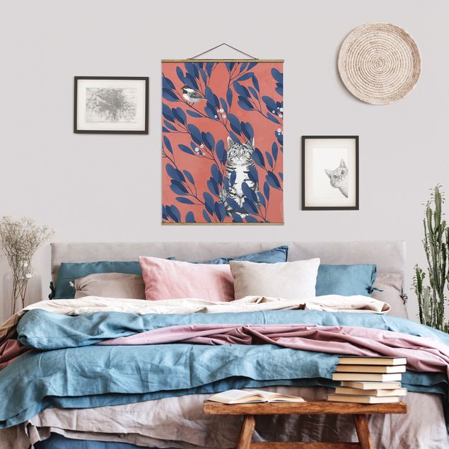Foto su tessuto da parete con bastone - Laura Graves - Illustrazione Gatto E uccello sul ramo Blu Rosso - Verticale 4:3